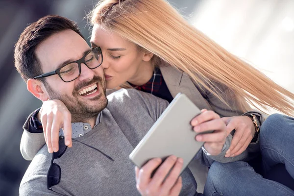 Casal Feliz Amigos Abraçando Compartilhando Tablet Rua — Fotografia de Stock