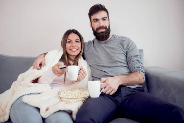 Pasangan Bahagia Menonton Televisi Minum Kopi Dan Makan Popcorn Sofa — Stok Foto