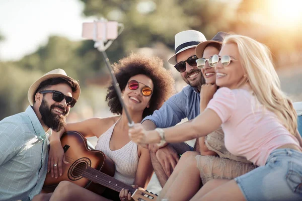 Jóvenes Amigos Disfrutando Una Fiesta Playa Con Música Bebidas Mujer — Foto de Stock