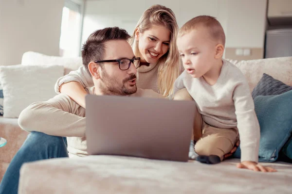 Sorrindo Pais Seu Filho Usando Laptop Casa — Fotografia de Stock