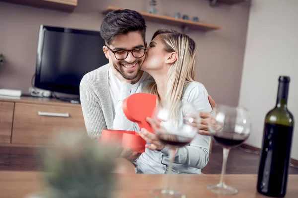 Hermosa Pareja Joven Celebrando Cumpleaños Home Handsome Hombre Está Dando — Foto de Stock