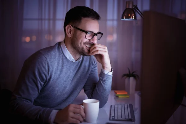 Uomo Affari Che Lavora Computer Uomo Seduto Suo Tavolo Lavoro — Foto Stock