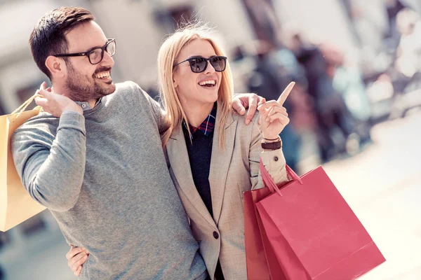 Photo Montrant Des Jeunes Couples Faisant Shopping Dans Ville — Photo