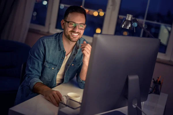 Giovane Seduto Alla Scrivania Usando Computer Lavorando Fino Tardi Notte — Foto Stock