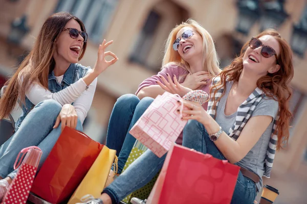 Három Vidám Fiatal Nők Város Bevásárló Táskák — Stock Fotó