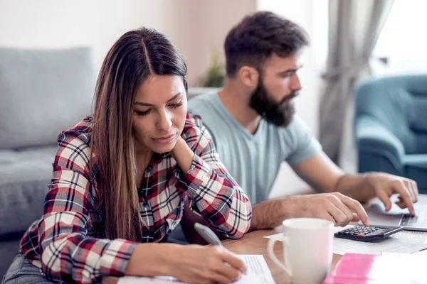 Ciddi genç çift evden online fatura ödeme.