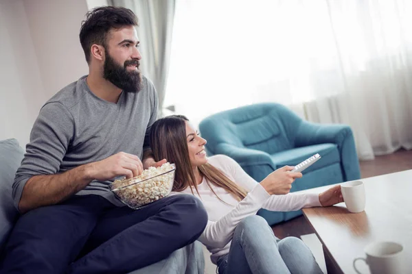 Young Couple Relaxing Apartment Sitting Couch Watching Movie Eating Popcorn — Stock Photo, Image