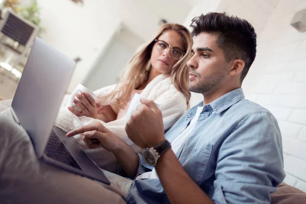 Spokojny Kochający Młoda Para Filiżanki Kawy Pomocą Laptopa Kanapie Domu — Zdjęcie stockowe