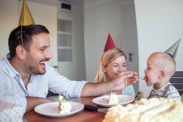 Familia Feliz Celebrando Cumpleaños Juntos Casa Cocina — Foto de Stock