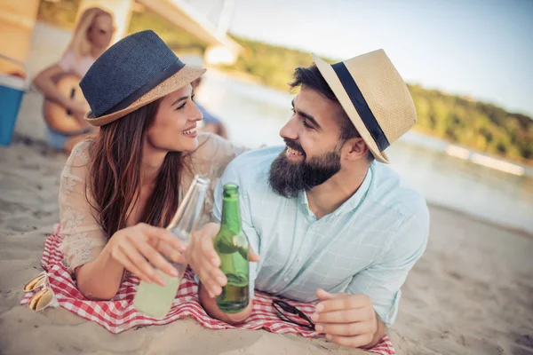 Young Couple Enjoying Beach Together — Stock Photo, Image