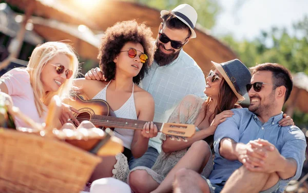 Jóvenes Amigos Disfrutando Una Fiesta Playa Con Música Bebidas Joven — Foto de Stock