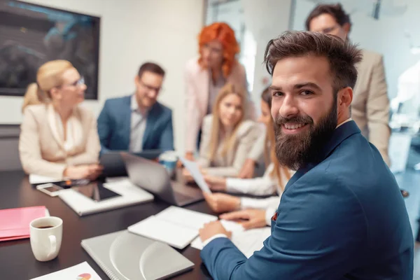 Équipe Affaires Démarrage Sur Réunion Dans Bureau Moderne Utilisant Ordinateur — Photo