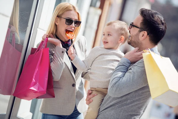 Lycklig Familj Med Kassar Och Lollipop Gående Gatan Försäljning Konsumism — Stockfoto
