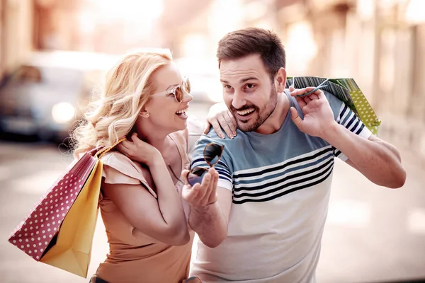 屋外に立っているショッピング バッグを愛する美しいカップル — ストック写真