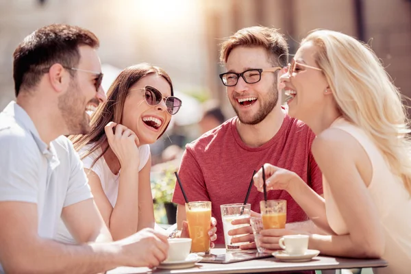 Fyra Skrattande Vänner Njuter Kaffe Ett Café Har Fantastisk Tid — Stockfoto