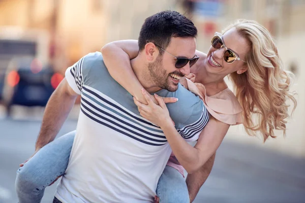 Genç çift gülen ve having fun açık havada bir tarihte.