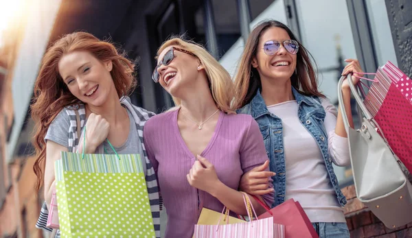 Três Jovens Mulheres Alegres Com Sacos Compras Cidade — Fotografia de Stock