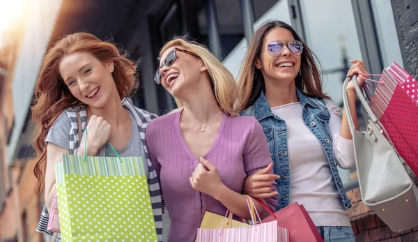 Tres Jóvenes Alegres Con Bolsas Compras Ciudad —  Fotos de Stock