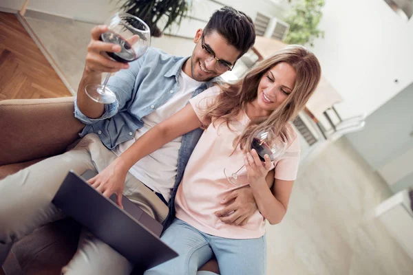 Romantik anlar. Dizüstü bilgisayar kullanarak ve şarap içme güzel sevgi dolu çift.