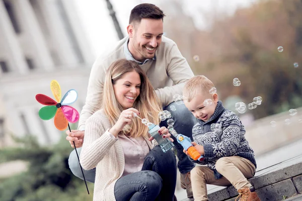 Mutlu genç aile şehirde eğleniyor.