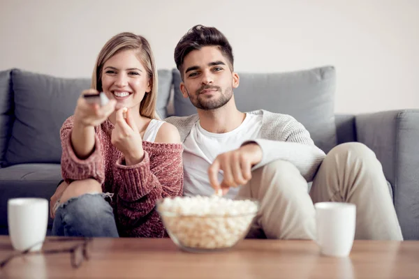 Pareja Joven Relajándose Apartamento Sentada Sofá Viendo Una Película Comiendo — Foto de Stock