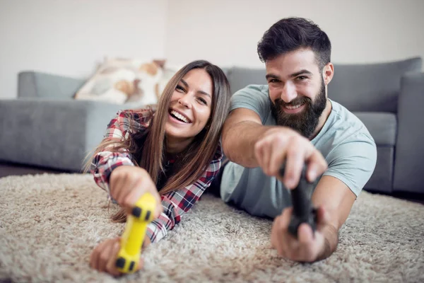 Giovane Coppia Che Gioca Videogiochi Sorridono Ridono Sdraiati Sul Pavimento — Foto Stock