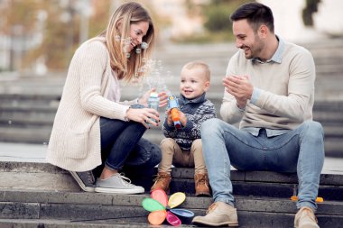 Mutlu genç aile şehirde eğleniyor