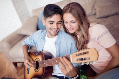 Yakışıklı adam biraz müzik gitar onun kız arkadaşı oynamak.. 