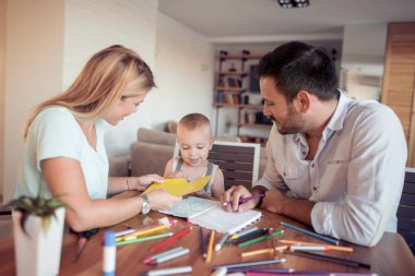 Aile çizim boya kalemi, baba ve mater görünüyor nasıl evlat çizer.