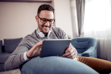 Adam dijital tablet üzerinden müzik dinleme