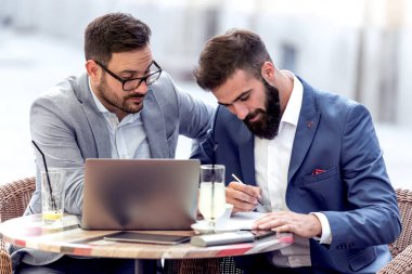 İki işadamları çalışma içinde kafe ya da Restoran