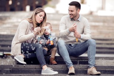 Mutlu genç aile şehirde eğleniyor