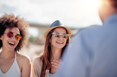 Plajda parti arkadaş grubu.