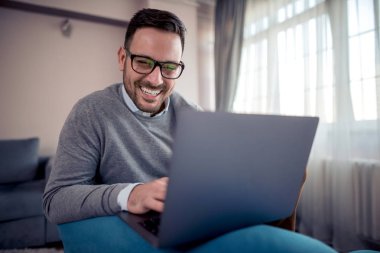  çalışma evde dizüstü bilgisayarda office iş adamı