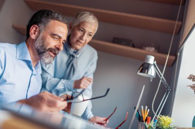 Tartışmak ve ofiste çalışan olgun iş adamları