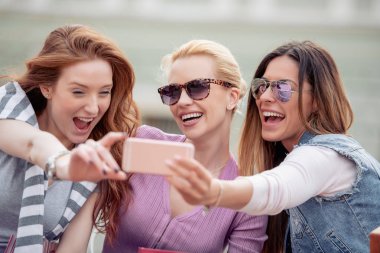 Neşeli Genç Yetişkin kız açık havada selfie alarak