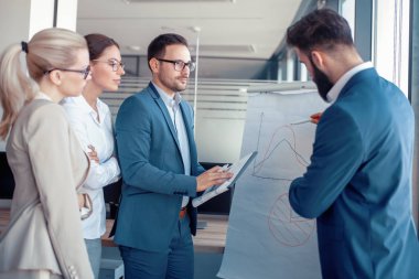 Grup fikir paylaşımı iş adamları