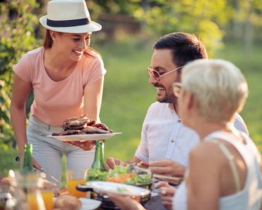 Aile Yemek bahçede güneşli gün olması.