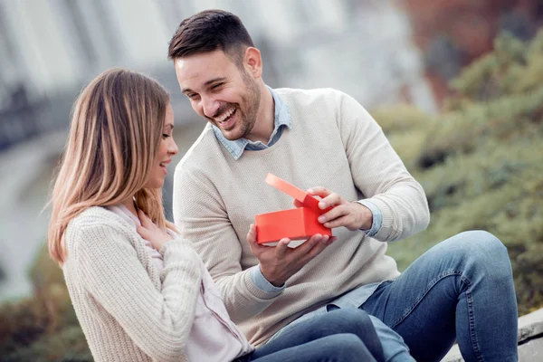 Uomo Che Regalo Scatola Rossa Alla Ragazza — Foto Stock