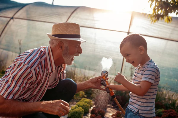 Dede torunu ile bahçede iyi eğlenceler
