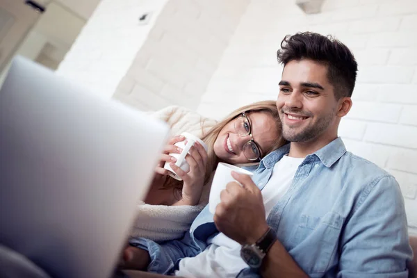 Feliz Pareja Amorosa Casa Sentado Sofá Uso Ordenador Portátil — Foto de Stock