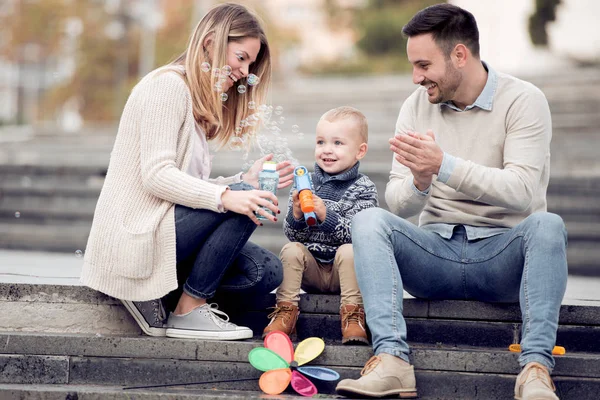 Mutlu genç aile şehirde eğleniyor