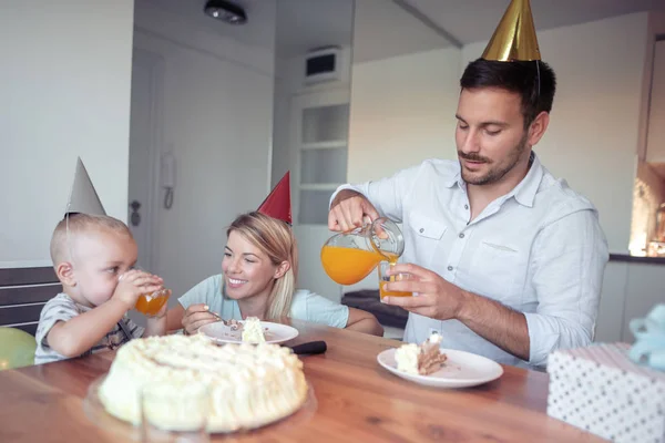 Feliz Família Celebrando Aniversário Casa Cozinha — Fotografia de Stock