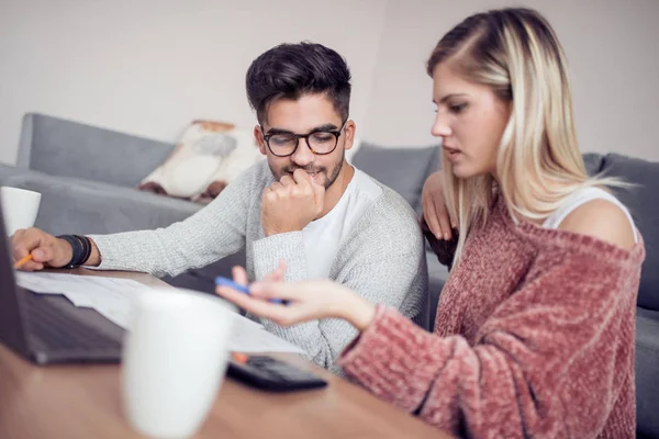 Junges Paar Nutzt Laptop Und Analysiert Finanzen Mit Dokumenten — Stockfoto