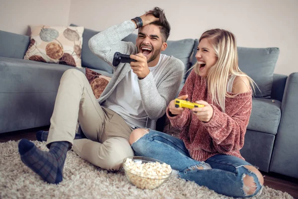 Jovem Casal Jogar Jogos Vídeo Sala Estar — Fotografia de Stock