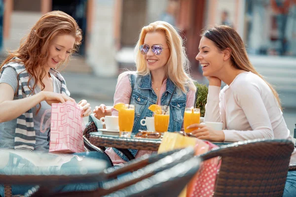 Barátnők Mosolyogva Utcai Kávézó — Stock Fotó