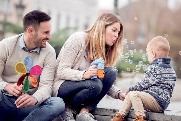 Feliz Familia Joven Divirtiéndose Ciudad — Foto de Stock