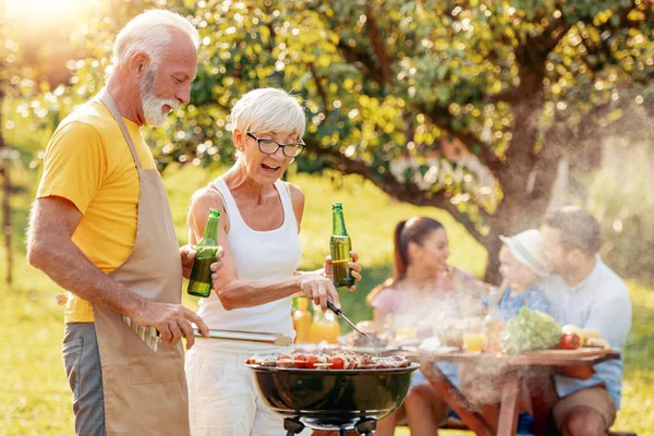 Familia Feliz Teniendo Fiesta Barbacoa Jardín Verano — Foto de Stock