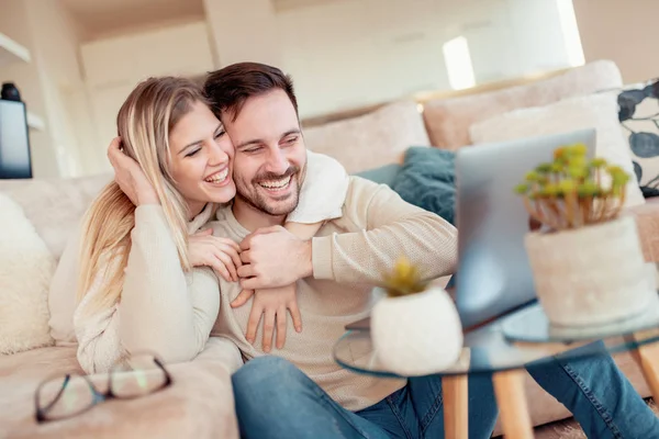 Modern odada dizüstü kullanarak genç yetişkin çift