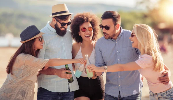 Group Friends Having Party Beach — Stock Photo, Image